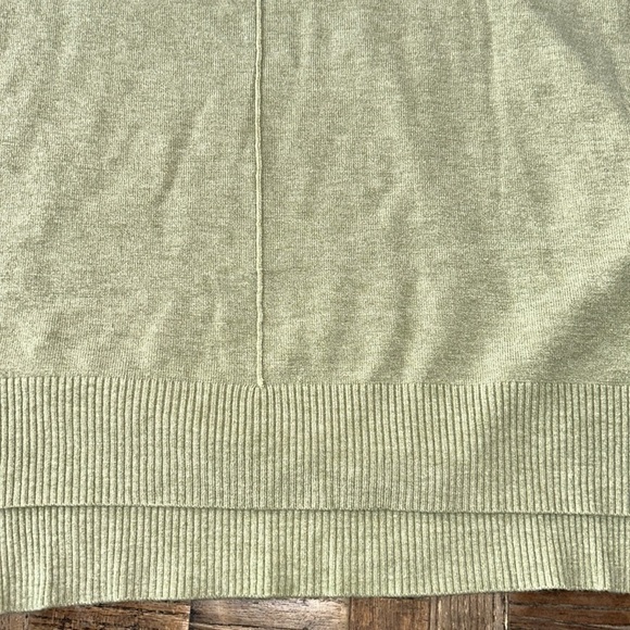 Green Lightweight V Neck Sweater by Ivy & Leo NWT - Picture 7 of 11